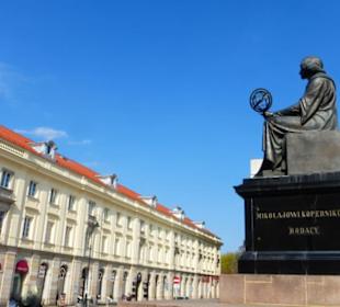 Das Kopernikus-Denkmal, links das Hotel Harenda