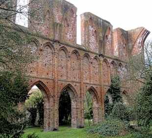 Spaziergang durch die Mauerreste des Klosters