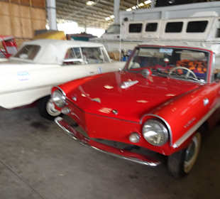 In der Haupthalle des Jesada Fahrzeug Museums