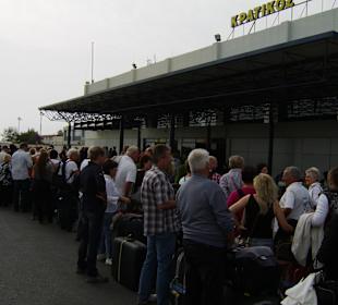 Überfüllter Flughafen