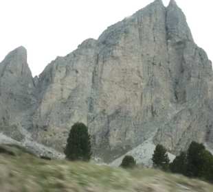 Dicht entlang an der Bergwand