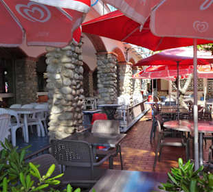 Sitzplätze auf der Terrasse des Restaurant L'Oasis