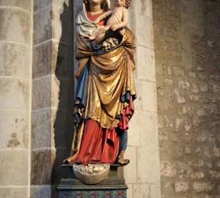 Mutter Gottes an einem Pfeiler der Kirche