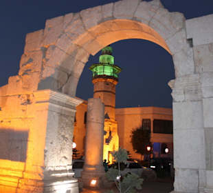Alte Ruine und Moschee im Hintergrund