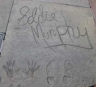 Handabdrücke und Unterschrift in Beton