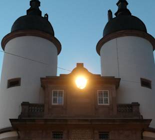 Das Brückentor mit den beiden weißen Tortürmen
