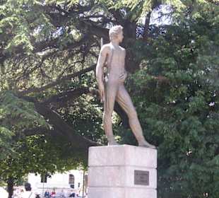 Площадь Бра. Памятник итальянским партизанам