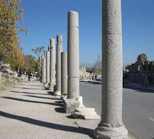 Säulen an der Hauptstraße