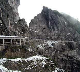 Der Weg zu Höhle in luftiger Höhe