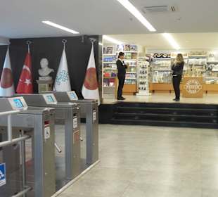 Shop in der Eingangshalle