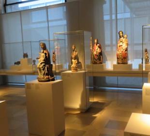 Saal mit gotischen Madonnen