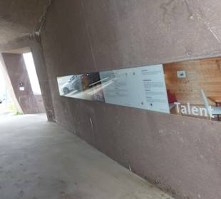 Infotafeln hinter Glas