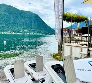 Fliteboards stehen bereit zum efoilen auf dem See