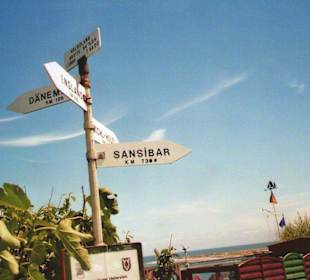 Kleingartenanlage: Wegweiser, hinten Mitte Badedüne