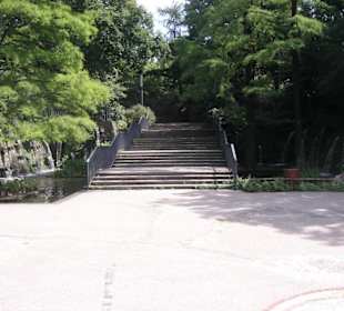 Treppen zum Ausgang Gorch Fock Wall