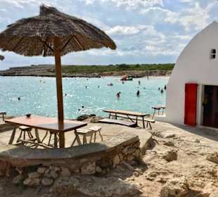 Cala Binibequer, Beach