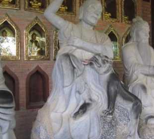 Alle Statuen sind individuell gemeißelt