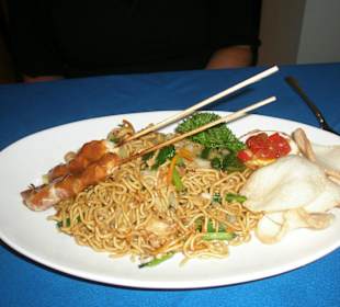 Mie Goreng mit Hühnerspießen