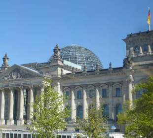 Vor dem Bundestag / Reichstag in Berlin