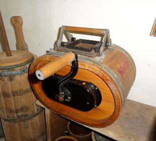 Waschküche mit Butterfässern