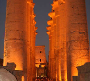 Luxor Tempel abends beleuchtet