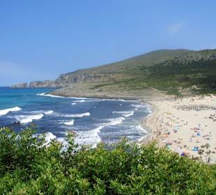 Wellen an der Cala Mesquida