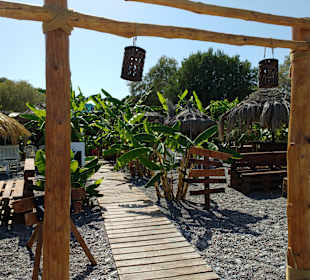 Strandbar auf der anderen Seite der Bucht