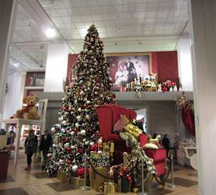 Weihnachtsbaum im Eingangsbereich