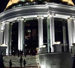 Goldkuppel und Treppenaufgang in den Innenbereich