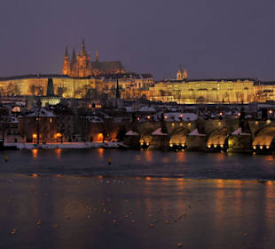 Nächtlicher Blick über die Karlsbrücke