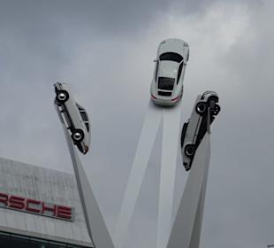Porscheskulptur im Oktober