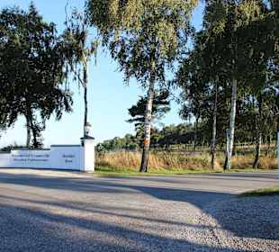 Einfahrt zur Hotelanlage (Ferien Resort)