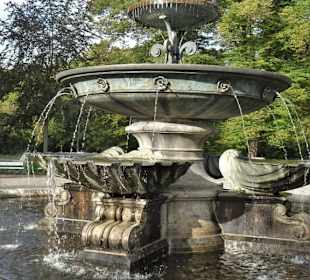 Ansichten des Marcus-Brunnen im Bürgerpark