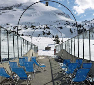 Skibrücke mit Liegestühlen