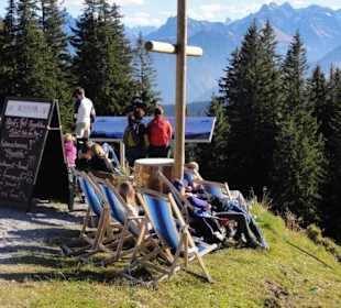 Terrasse mit Gipfelkreuz