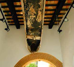 Hier hängt ein Einbaum an der Decke !