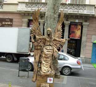 Движущиеся фигуры на улице la rambla