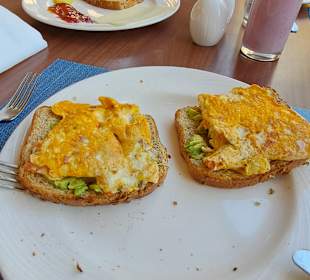 Lecker Frühstück..
Vollkorntoast, Avocado, Omelett, welches nach meinen Wünschen zubereitet wurde.  Iberostar Selection Playa de Muro Village