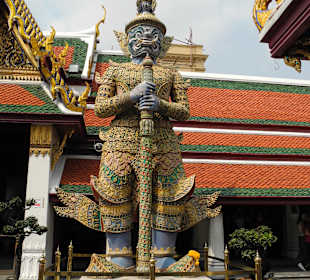 Gleich nach dem Eingang, 2 Riesenfiguren