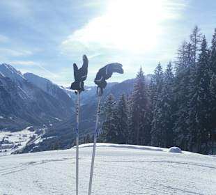 Zwei Skistöcke machen Rast