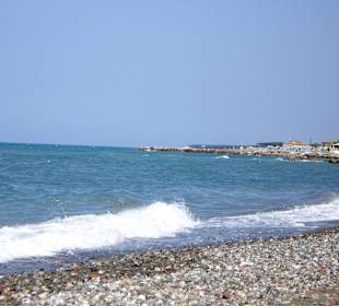 Strand mit (leider) vielen Steinen