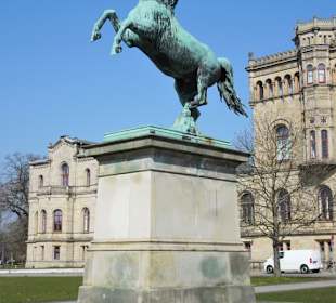 Das Sachsenross vor dem Welfenschloss