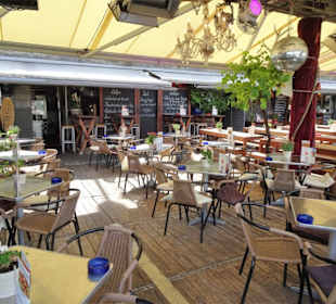 Spaziergang über die Rheinuferpromenade Düsseldorf