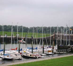 Segelboote im Yachthafen