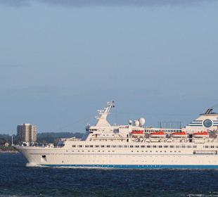 Kreuzfahrtschiff vor Schilksee