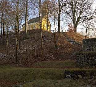 Ehemalige Burganlage mit Kirche