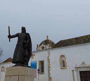 Denkmal Dom Afonso III vor Municipal Museum of Far