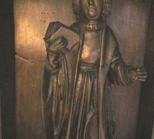 Heiligenfiguren am rechten Taufbecken