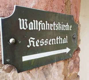 Wegweiser zur Wallfahrtskirche Mespelbrunn