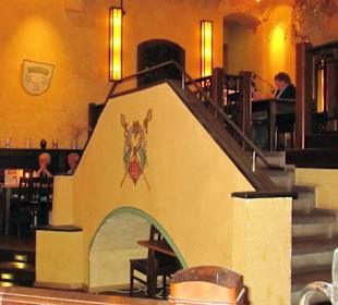 Unterschiedliche Sitzmöglichkeiten im Brauhaus